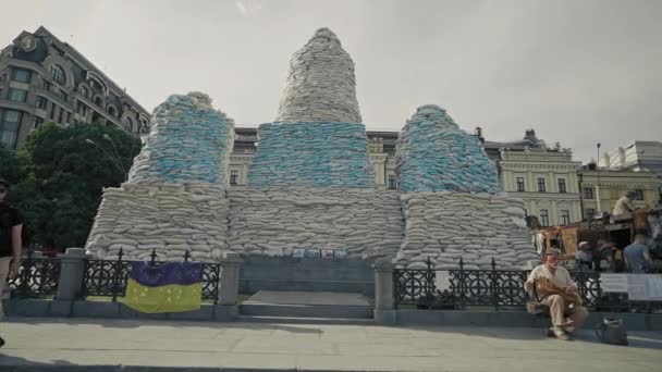ウクライナの音楽家は薪の楽器で演奏する Mikhailivska広場の砂袋で保護記念碑 独立愛国心と戦う ウクライナのキエフ 2022年6月17日 — ストック動画