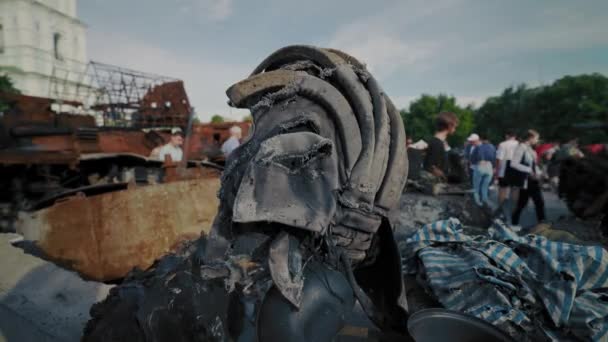 불타는 러시아 장비를 파괴했다 우크라이나 아이들 어른들은 미사일 탱크를 있습니다 — 비디오