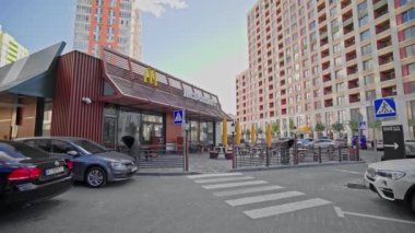 KYIV, UKRAINE - 01 Eylül 2022: kapatılan McDonald 's fast food restoranı. Savaş yüzünden işi durdurdu. Boş masaları olan küresel marka bir kafe. İşsizlik Mali Krizi.