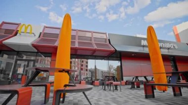 KYIV, UKRAINE - 01 Eylül 2022: kapatılan McDonald 's fast food restoranı. Savaş yüzünden işi durdurdu. Boş masaları olan küresel marka bir kafe. İşsizlik Mali Krizi.