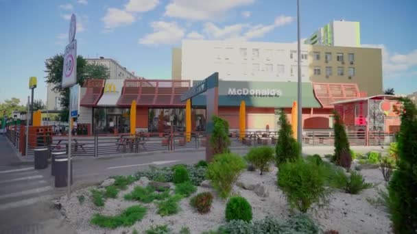 Kyiv Ukraine Września 2022 Zamknięta Restauracja Fast Food Mcdonalda Niepełnosprawni — Wideo stockowe