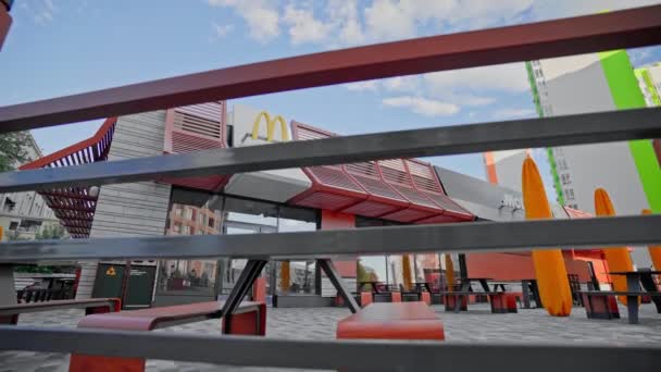 Kiew Ukraine September 2022 Geschlossenes Schnellrestaurant Von Mcdonald Behinderte Stellten — Stockvideo