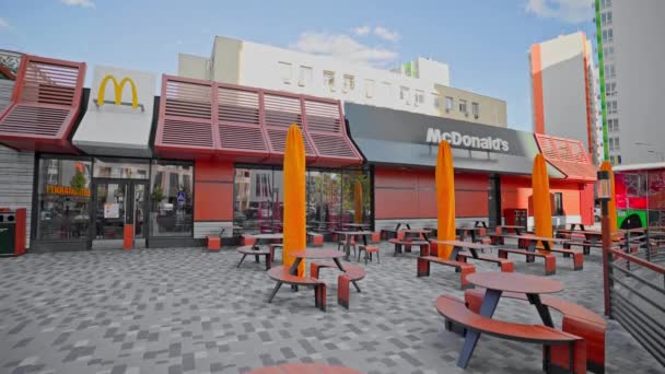 Kyiv Ukraine Σεπτεμβρίου 2022 Κλειστό Εστιατόριο Γρήγορου Φαγητού Mcdonald Άτομα — Αρχείο Βίντεο