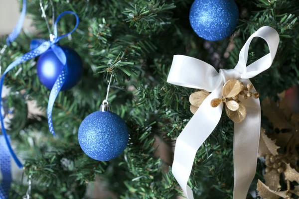 Weihnachtsschleife am Baum — Stockfoto