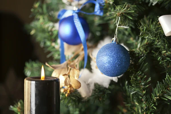 Juguete de Navidad en un árbol — Foto de Stock