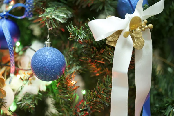 Jouet de Noël sur un arbre — Photo