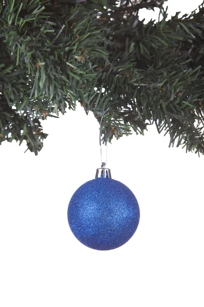 전나무 위에 놓인 크리스마스 공 — 스톡 사진