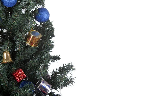 Weihnachtsspielzeug am Baum — Stockfoto