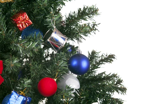 Juguetes de Navidad en un árbol — Foto de Stock