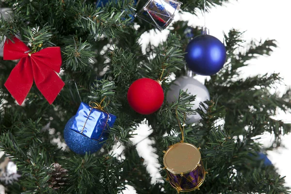 Jouets de Noël sur un arbre — Photo