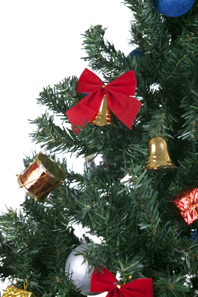 Juguetes de Navidad en un árbol — Foto de Stock