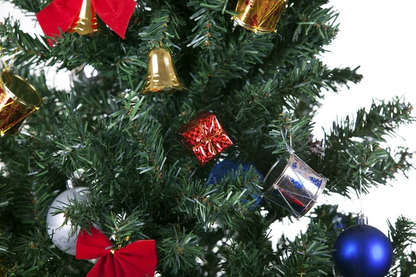 Juguetes de Navidad en un árbol — Foto de Stock