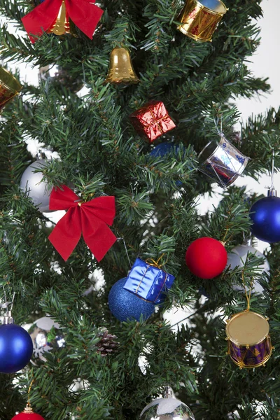 Weihnachtsspielzeug am Baum — Stockfoto