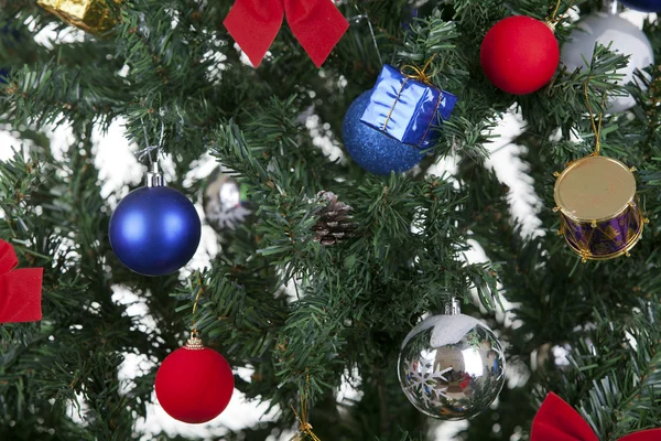 一棵树上的圣诞玩具 — 图库照片