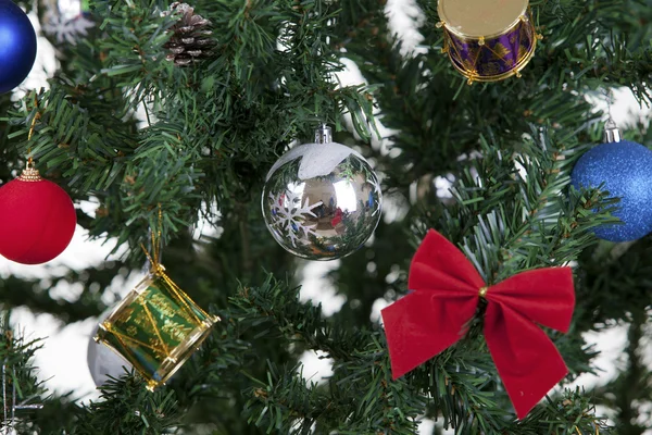 Juguetes de Navidad en un árbol — Foto de Stock