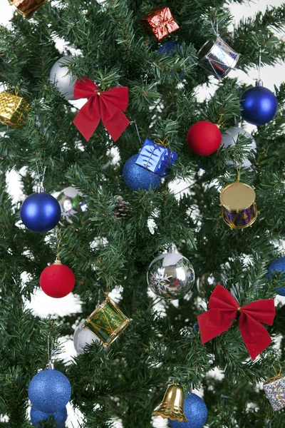 Juguetes de Navidad en un árbol — Foto de Stock
