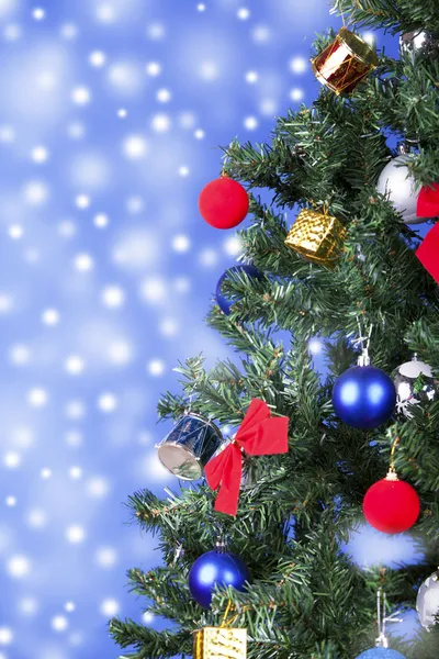 Brinquedos de Natal em uma árvore — Fotografia de Stock