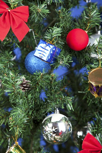 Juguetes de Navidad en un árbol —  Fotos de Stock