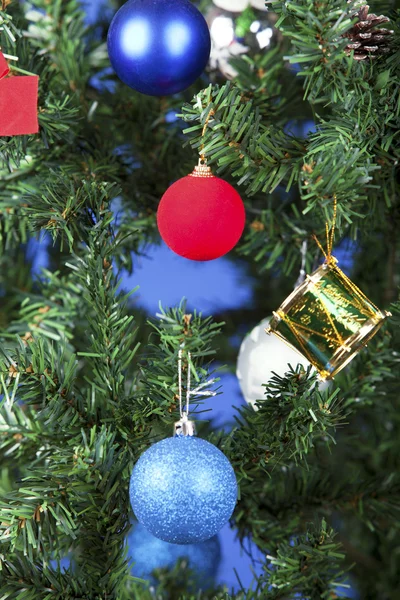 Brinquedos de Natal em uma árvore — Fotografia de Stock