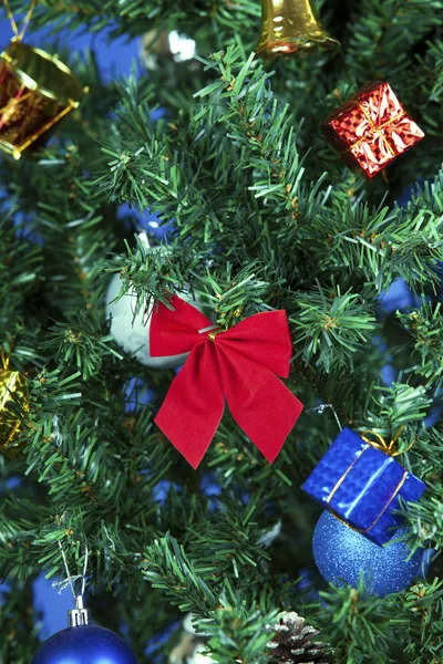 Juguetes de Navidad en un árbol — Foto de Stock