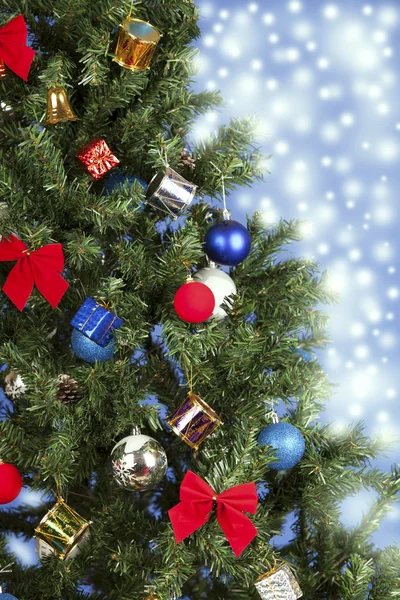 Juguetes de Navidad en un árbol — Foto de Stock