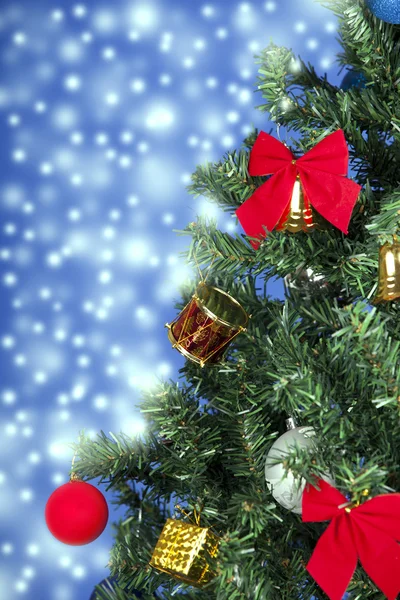 Juguetes de Navidad en un árbol — Foto de Stock