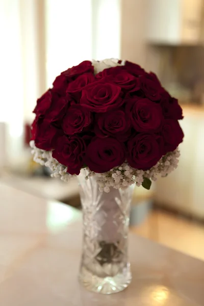 Bellissimo bouquet di rose rosse — Foto Stock