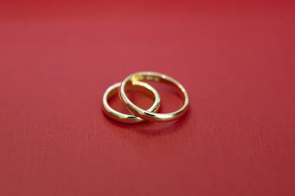 关闭的两个漂亮的结婚戒指 — 图库照片