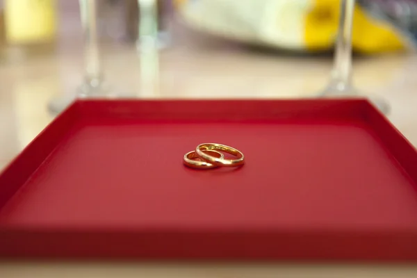 Two golden rings in a box — Stock Photo, Image