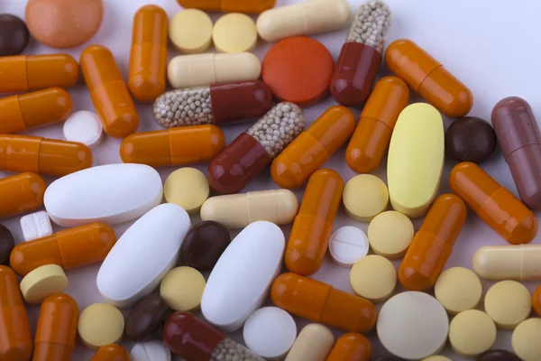 Un montón de pastillas en una mesa —  Fotos de Stock
