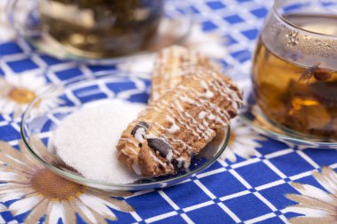 İki fincan çay yanında bir tabak şeker