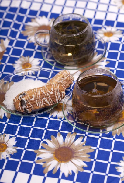 Due tazze di tè accanto a un piatto con zucchero — Foto Stock