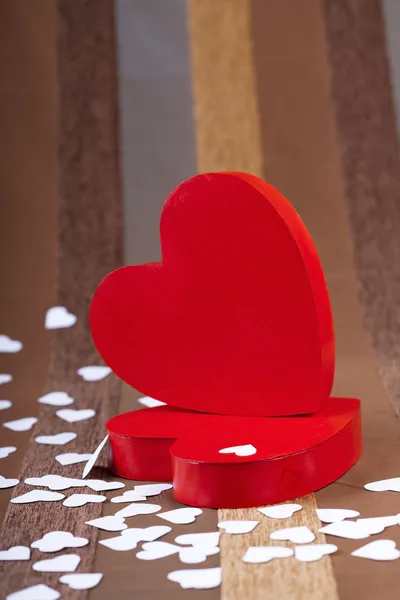 Czerwone pudełko w kształcie serca na artystyczny — Zdjęcie stockowe
