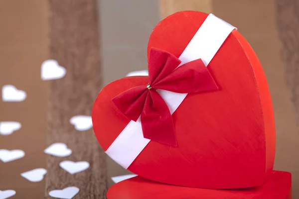 Punainen laatikko sydämen muotoinen taiteellisella taustalla — kuvapankkivalokuva
