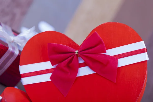 Kalp şeklinde sanatsal bir arka plan üzerinde kırmızı bir kutu — Stok fotoğraf