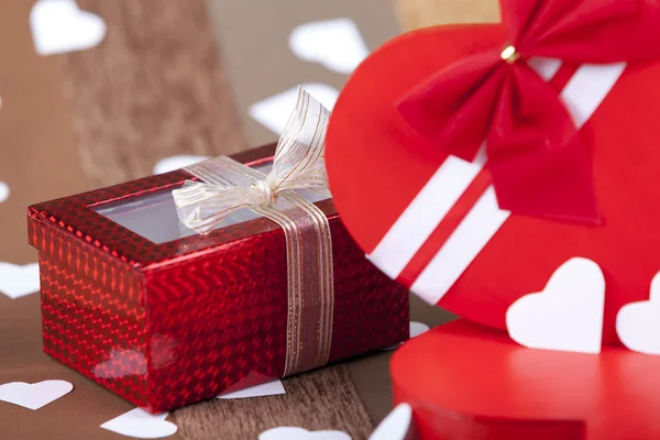 Confezione regalo accanto a una scatola a forma di cuore — Foto Stock