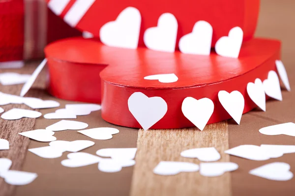 Czerwone pudełko w kształcie serca obok małego serca kształt papryka cięcia — Zdjęcie stockowe