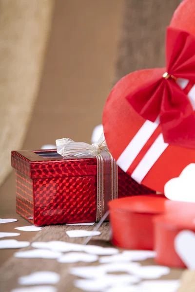 Schöne Geschenk-rote Schachtel neben einer herzförmigen Schachtel — Stockfoto