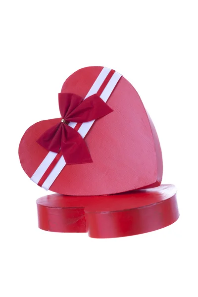 Beyaz izole kırmızı kalp şekli kutu — Stok fotoğraf
