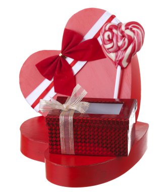 kırmızı bir kutu üzerinde beyaz backgro izole bir lolipop ile kalp şeklinde