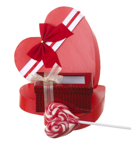 Rote Box in Herzform mit einem Lollypop isoliert auf weißem Backgro — Stockfoto
