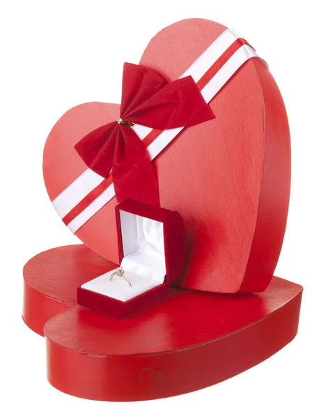 Kırmızı bir kutu üzerinde beyaz backgrou bir nişan yüzüğü ile kalp şeklinde — Stok fotoğraf