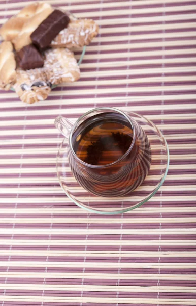 Una tazza di tè con un piatto con biscotti — Foto Stock