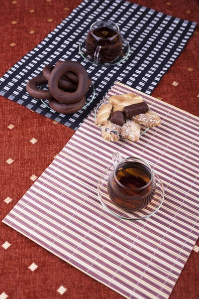 Due tazze di tè con due piatti con biscotti — Foto Stock