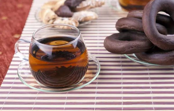 Due tazze di tè con due piatti con biscotti — Foto Stock