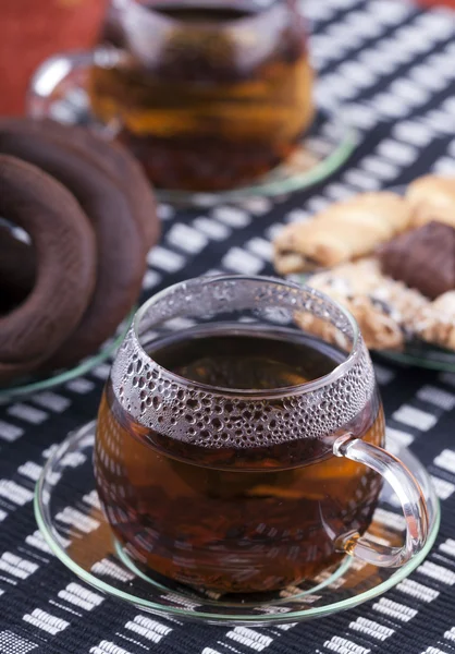 Due tazze di tè con due piatti con biscotti — Foto Stock