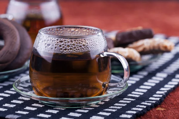 Due tazze di tè con due piatti con biscotti — Foto Stock