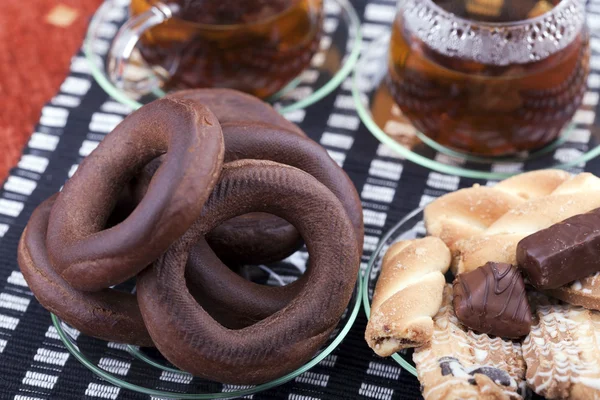 Plato con pretzel junto a dos tazas con té —  Fotos de Stock