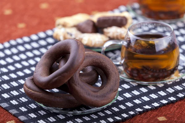 Plato con pretzel junto a dos tazas de té —  Fotos de Stock
