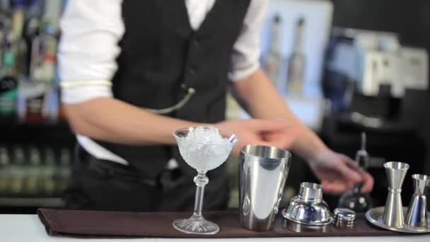 Cocktailzubereitung im Nachtclub — Stockvideo